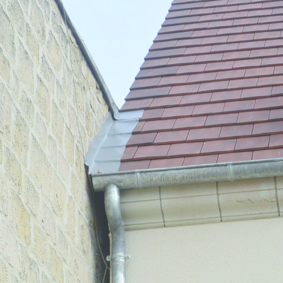 Comment réparer l’étanchéité de toiture à Genève sans retirer les tuiles existantes ?