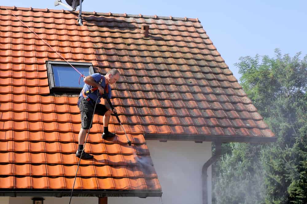 Comment les conditions climatiques spécifiques à Genève influencent-elles les besoins en entretien toiture Genève ?