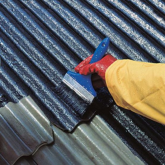 Pourquoi est-il recommandé d’utiliser des produits spécifiques pour la peinture de toiture à Genève ?